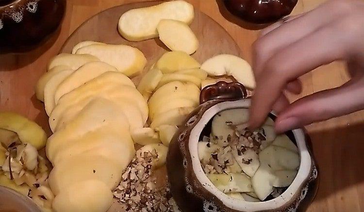 Dans un pot, déposez des couches de navet, de tranches de pomme et de noix.