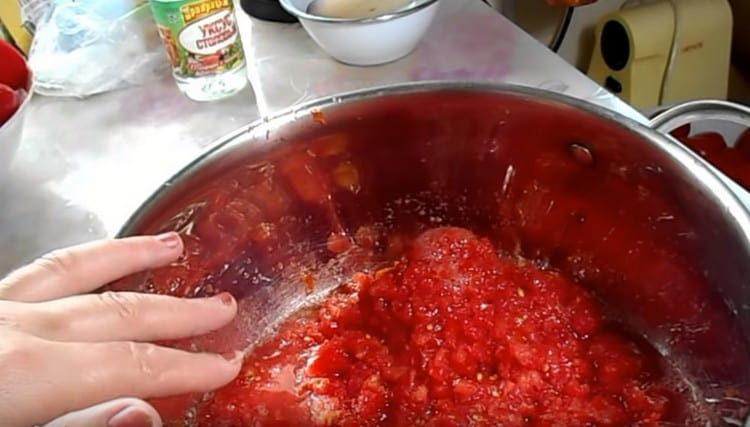We pass the tomatoes through the meat grinder.