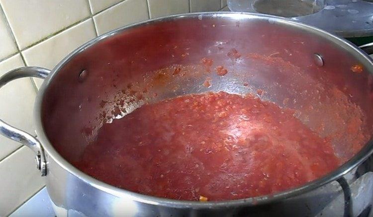 5 minutes à ébullition de la masse de tomates.