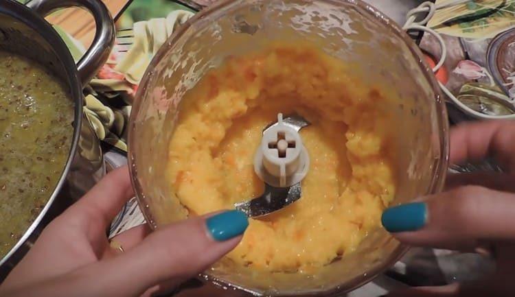 Broyer l'orange avec le zeste avec un mélangeur.