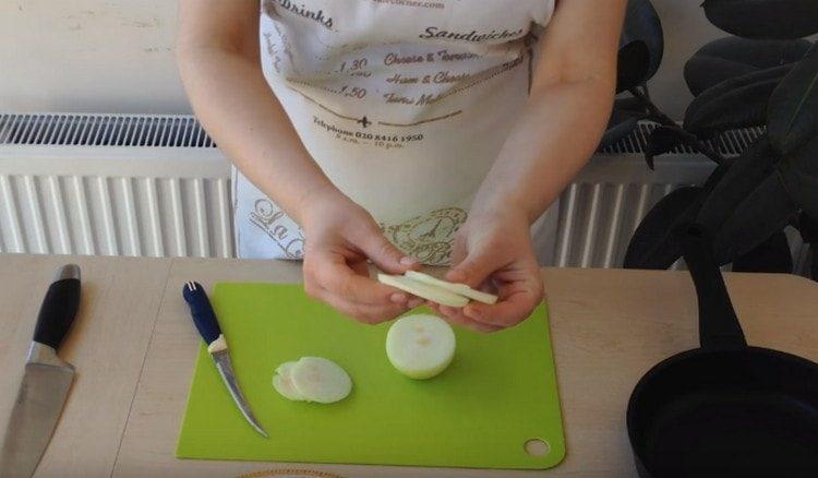 Couper l'oignon en rondelles.