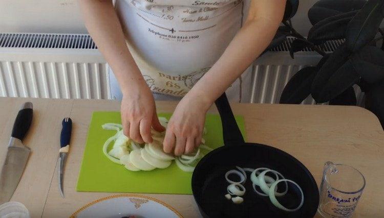Separar los aros de cebolla y poner en una sartén con aceite vegetal.