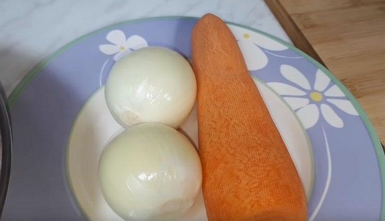 Pelar una zanahoria y dos cebollas.