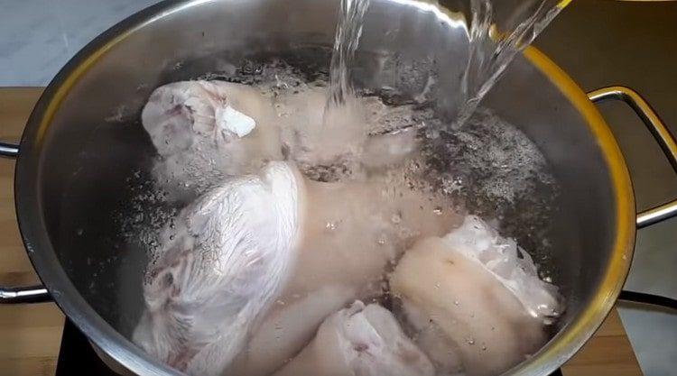 Verser les cuisses de porc avec de l'eau et porter à ébullition.