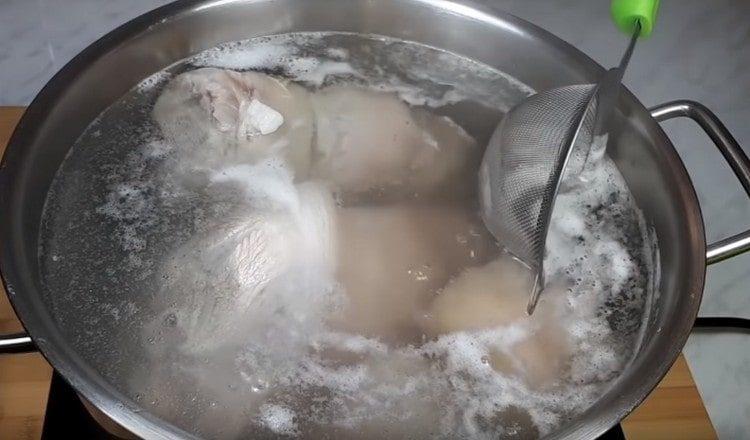 We remove the foam from the second broth and leave it to boil over minimal heat.