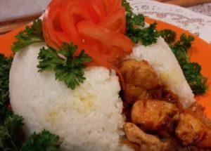 Kuhanje ukusne riže s mesom prema detaljnom receptu s fotografijom.