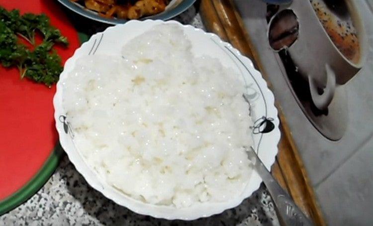 Ajouter l'ail au riz bouilli pour la saveur.