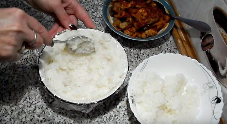 In a bowl covered with cling film, put the rice, form the sides.