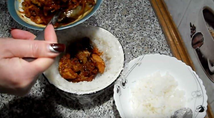 Répartissez la viande dans le bol de riz obtenu.