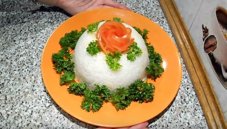 Así de hermoso es posible servir arroz con carne cuando se sirve.