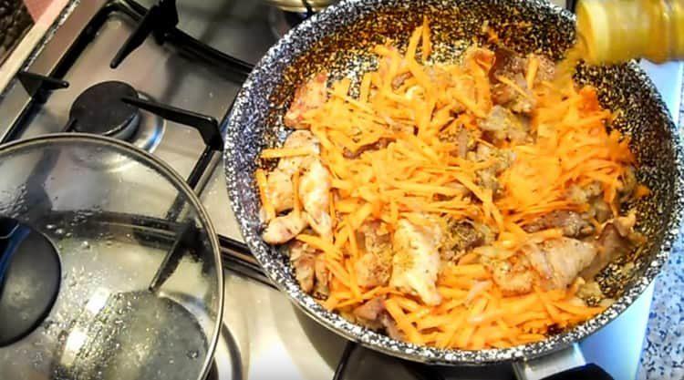 Ajouter les oignons et les carottes dans la poêle, saler, poivrer.