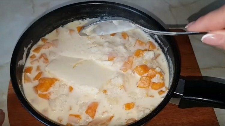 Ajoutez le beurre à la bouillie.