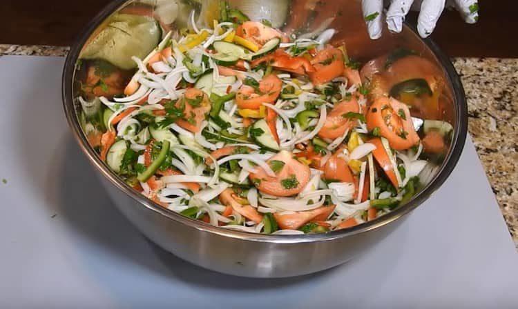 After mixing the vegetables, leave them so that they let the juice go.