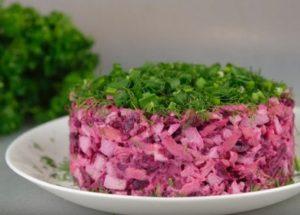 Pripremamo nježnu salatu od pečene repe prema postupnom receptu s fotografijom.