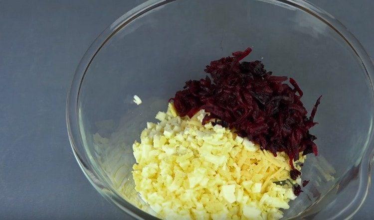 I en skål skal du kombinere ost, rødbeder og æg.