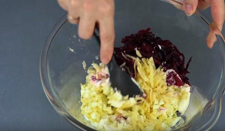 Dresser la salade avec de la mayonnaise et mélanger.
