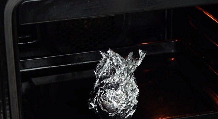 Después de envolver las remolachas en papel de aluminio, las enviamos para que se horneen en el horno.