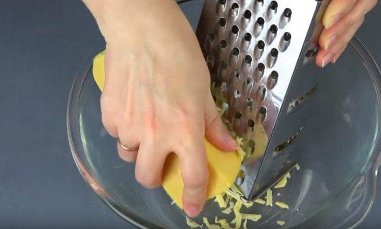 Frota el queso en un rallador grueso.