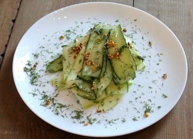 Savoureuse salade de jeunes courgettes et concombres