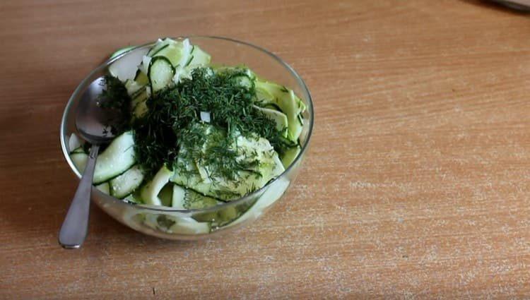 Sal la ensalada, agregue las verduras.