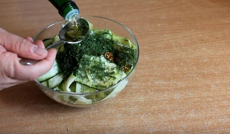 Sazone la ensalada con aceite vegetal.
