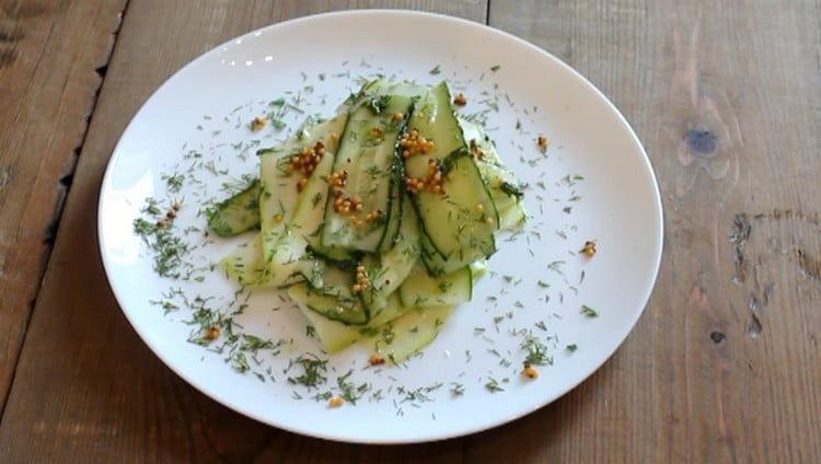 Et si joliment vous pouvez organiser cette salade de courgettes et de concombres au moment de servir.