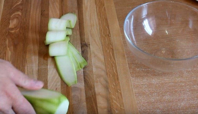 Cut into thin slices of zucchini.