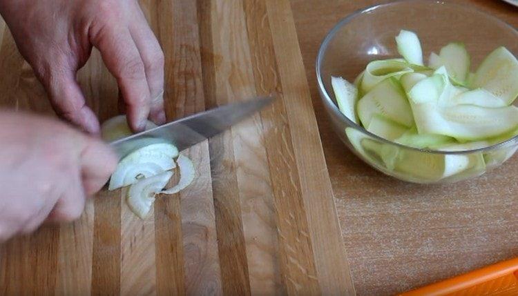 We cut the onion into thin half rings.