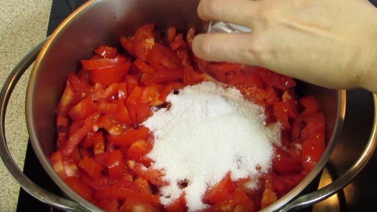 Nous mettons les tomates dans une casserole, leur ajoutons du sel et du sucre.