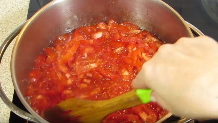 Kuhajte rajčicu masu.