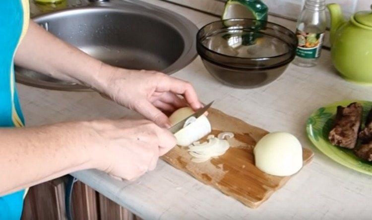 Cut the onion as thin as half rings.