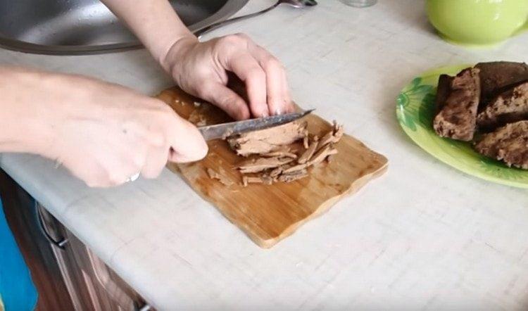 Couper le foie refroidi en fines lanières.