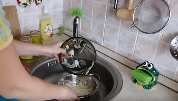 Itapon ang sibuyas sa isang colander.