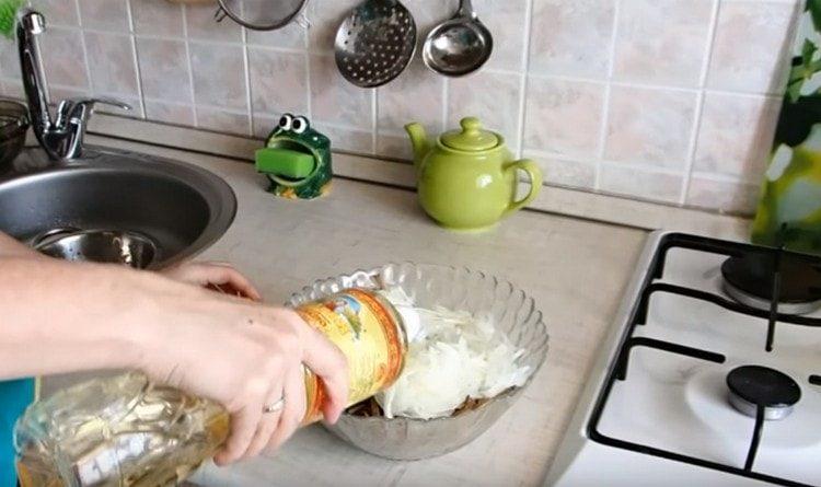 Nous déplaçons les oignons vers le foie, ajoutons de l'huile végétale.