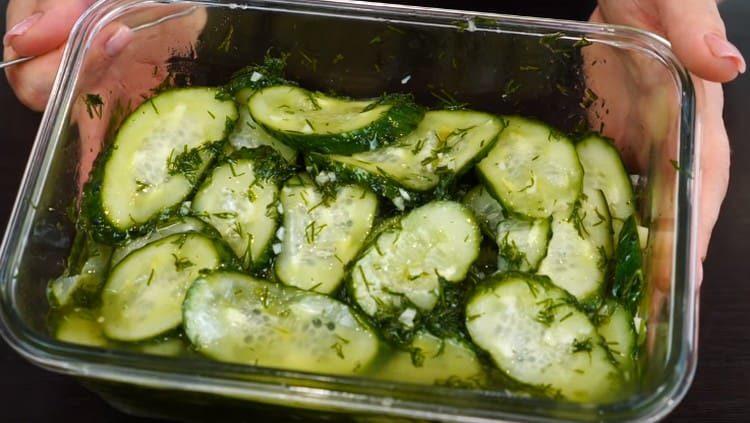 Après 12 heures, la salade de tranches de concombre peut déjà être servie.