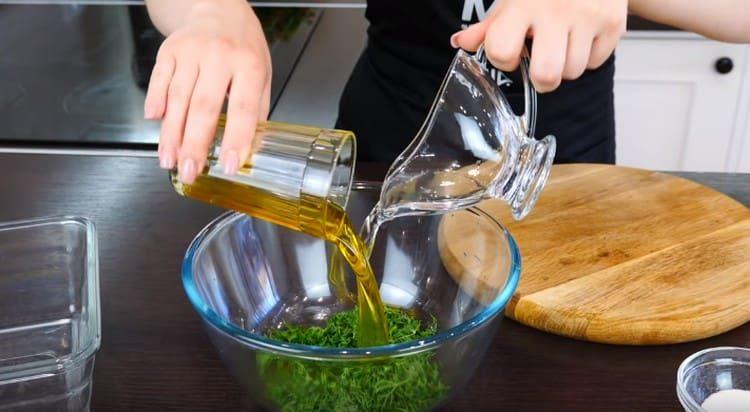 Pour vinegar and vegetable oil to dill.