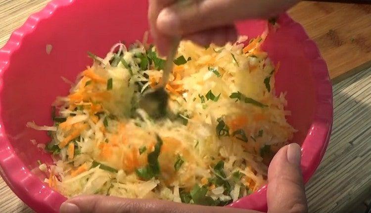 Moler las verduras y agregar a la ensalada