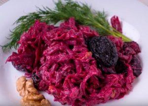 We prepare a light beet salad with prunes according to the recipe with a photo.