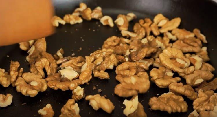 Freír las nueces en una sartén seca.