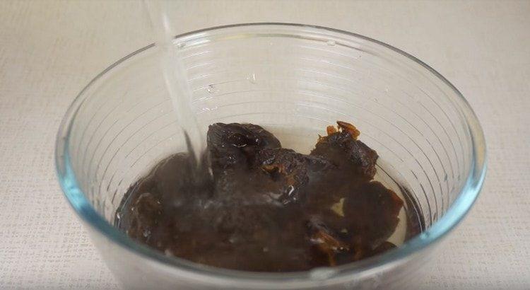 Steamed prunes with boiling water.