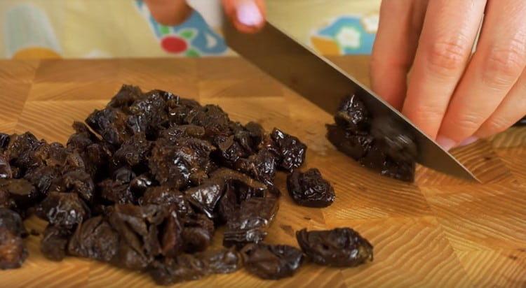 Cut the prunes into pieces.