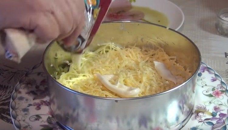Faire une couche de fromage, graisser avec de la mayonnaise.