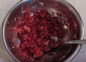 We prepare a spicy salad of raw beets according to a step-by-step recipe with a photo.