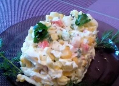 Comment apprendre à cuisiner une délicieuse salade avec du chou, des bâtonnets de crabe et du maïs?