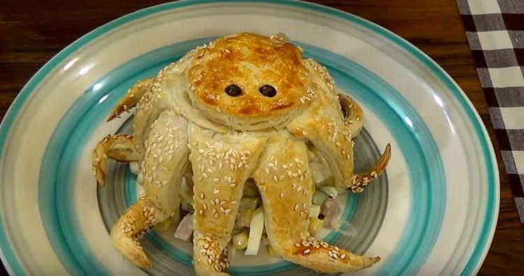 Stavite salatu na dno na tanjur, a na vrh stavite figuricu hobotnice