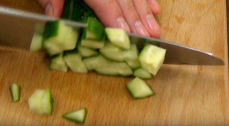 couper un concombre frais en dés.