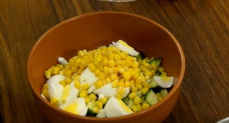 Ajoutez le maïs à la salade.