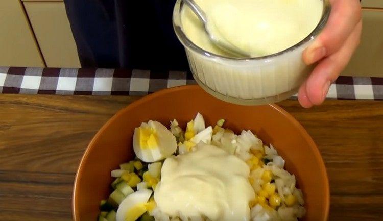 Habillez la salade avec de la mayonnaise.