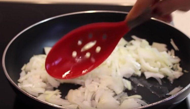 Faites frire l'oignon dans de l'huile végétale.