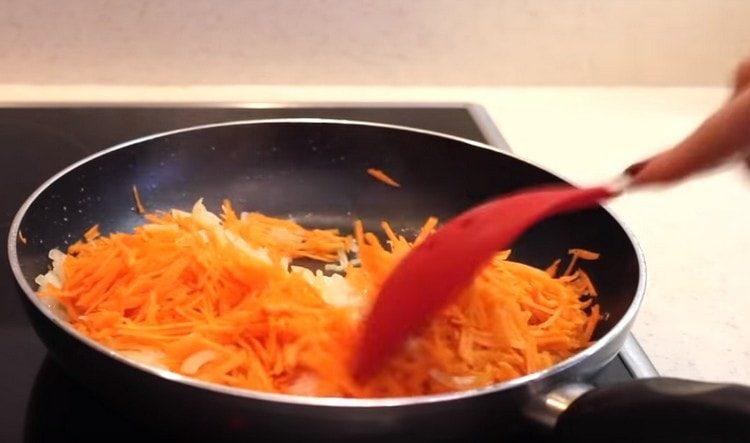 Ajoutez les carottes râpées à l'oignon.